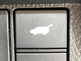 【パワーバックドア】スマートキーや運転席のボタンを押すだけでリアゲートが自動で開閉します!荷物を持っている時や、高い位置にあるバックドアを閉める際に便利な機能です♪