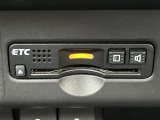 【ビルトインETC】有料道路を利用する際に料金所で停止することなく通過できる、ETC車載器(ノンストップ自動料金収受システム機器)が装備されています。セットアップを行うことで利用可能になります。