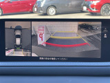 【360&deg;ビュー・モニター】まるでクルマを真上から見下ろしたかのような視点で駐車をサポートします!クルマの斜め後ろや真横など、前後左右の4つのカメラの映像が合成されて、モニターに映し出されます。