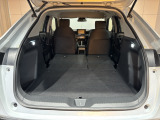 アレンジ次第で御覧のような広大なスペースが出現致します!広めの開口部分をとってありますので大きな荷物も簡単に積み込めます!使い勝手の良いラゲッジスペースです!