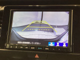 リバースギアに入れるだけで後方の表示へ切り替わります。夜間や雨の日の駐車も楽になりますよ。