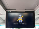 【後席モニター(フリップダウンモニター)】後部座席からも、DVDや映画・ライブ映像など様々な動画が楽しめドライブが退屈しません!※機種によって接続できる映像が異なります。