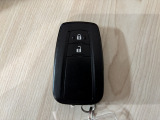携帯するだけでドア等の施錠・開錠・エンジン始動が可能なスマートキーシステムを装備しております。便利尚のシステムは一度使うと手放せません。セキュリティ面でも安心です。