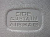サイドカーテンエアバックシステムは、側面衝突時に大人から子供までさまざまな体格の乗員の頭部や頚部を広範囲で保護。特にセンターピラーへの頭部衝突を防ぐ展開性能を実現しています。