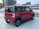 右斜め後ろからの特徴的なフォルム。ボックス型で車体全体を把握しやすく運転しやすそうですね♪