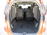 ●3列目シートを左右に跳ね上げして、2列目シートを前方にスライドすると、こんなに広い荷室が出来ますよ!背の高い荷物も積めます。ショッピングやレジャーに何かできそうな雰囲気のラゲッジスペースです!