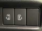 【両側パワースライドドア】スマートキーや運転席のスイッチで後席両側スライドドアの開閉が可能♪電動だから力を入れてドアを開ける必要が無く、小さなお子様でも簡単に開け閉めでき快適です♪