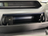 運転席側のインパネアッパーボックスは嬉しい収納!USBソケット付きでスマホの充電もできます!