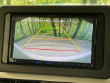【バックカメラ】駐車時に後方がリアルタイム映像で確認できます。大型商業施設や立体駐車場での駐車時や、夜間のバック時に大活躍!運転スキルに関わらず、今や必須となった装備のひとつです!