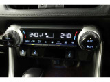 運転席と助手席、それぞれ温度調節ができ、オールシーズン快適なオートエアコンとなっております!