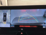 【パノラミックビューモニター(シースルービュー機能付)】クルマを上から見たような画像をディスプレイに表示し、運転席から確認しにくい箇所も確認できます。クルマを透過したような映像で周辺の確認も可能です。