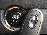 【キーレススタートシステム】カバンやポケットに入れたままでもドアの施錠・解錠が可能なスマートキーを装備。エンジンのオン・オフ時もカギを取り出す必要が無いからとっても便利です♪