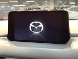 【8インチマツダコネクト】車内の雰囲気にマッチした大型のディスプレイ。スマホ接続でのナビ使用やBluetooth再生等、様々な機能が楽しめます。直感的なダイヤル操作が可能で、使い勝手も良好です。