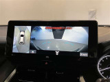 【パノラミックビューモニター】映像で、見づらい車両周辺の確認をアシスト。クルマを真上から見ているような映像を表示。 運転席から確認しにくい車両周囲の状況を把握。