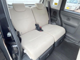 後部座席も気になるようなキズ・汚れやへたり等、大きなダメージはなく、良好な状態です。