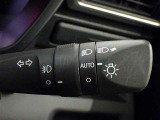 【オートライト】車外の明るさに応じて、自動的にライトの点灯・消灯をしてくれます。