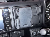 便利なスマートフォンホルダーが装備されています。