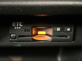 【ETC】有料道路を利用する際に料金所で停止することなく通過できる、ETC車載器(ノンストップ自動料金収受システム機器)が装備されています。セットアップを行うことで利用可能になります。