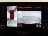 パノラミックビューモニター付きです。車両を上から見たような映像をモニター画面に表示。運転席からの目視では見にくい、車両周辺の状況をリアルタイムでしっかり確認できます。