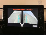 【パノラミックビューモニター】映像で、見づらい車両周辺の確認をアシスト。クルマを真上から見ているような映像を表示。 運転席から確認しにくい車両周囲の状況を把握。