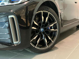 BMW純正アロイホイールはモデルやパッケージに合わせてデザインされています。洗練されたデザインで、足元の個性を引き立てます。