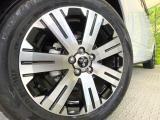 【純正18インチアルミホイール】外観にマッチした純正アルミホイールを装着しております。各種社外アルミホイールや、スタッドレスタイヤも取扱いしております。是非ご相談ください♪