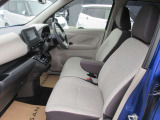 【VDC】運転操作やクルマの速度を検知して、ブレーキやエンジン出力の制御を 自動的に行い、滑りやすい路面やカーブを曲がるときや障害物を回避するときにクルマ の横滑りを軽減し、運転に安心感を与えます。