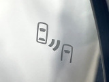 【ブラインドスポットモニター】走行中、ドアミラーの死角になりやすい箇所に後続車が接近するとサイドミラーのレンズに警告を表示!ドライバーに注意喚起をしてくれます。