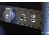 USBソケットがついていますのでコードを繋げばスマートフォンなどの充電が出来ます!オーディオソース USB 対応しております。