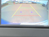 〔バックカメラ〕ギアをバックに入れると画面に自動的に後方映像が映し出され確認可能です。車庫入れなどの際に安全確認が出来て安心ですね。