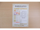 【車両検査証明書】店頭にて、クルマの状態が一目で分かる査証明書を公開中。トヨタ認定検査員が厳しく検査し、状態を点数と図解で表示しています。修復歴はもちろん、傷やヘコミの箇所や程度がご確認いただけます。