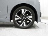 純正のアルミホイールを装備しております。タイヤサイズは165/55R15です。