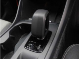 チャコールカラーのシフトノブ。スウェーデンならではのモダンな感覚にあふれるラグジュアリー感。そのスタイリッシュなエクステリアには、都市のライフスタイルに自然に溶け込むセンスが息づいています。