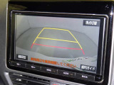 後方の見える安心をお届けするバックガイドモニター付:バックするときのアシストラインもあって楽々バック!車庫入れや縦列駐車をサポートし、苦手な駐車も安心です!今やもう手放せない装備ですネ♪