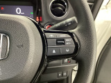 ステアリング右手側に安全運転支援機能のホンダセンシングをコントロールするスイッチ、左手側にオーディオ関連のコントロールスイッチを配置、視線を逸らすことなく運転に集中できます