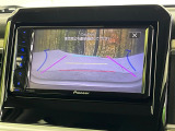 【バックカメラ】駐車時に後方がリアルタイム映像で確認できます。大型商業施設や立体駐車場での駐車時や、夜間のバック時に大活躍!運転スキルに関わらず、今や必須となった装備のひとつです!