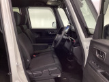 フロントは助手席と繋がったベンチシートです。運転席は、高さを調整できるハイトアジャスター付きです。