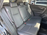 後部座席も気になるようなキズ・汚れやへたり等、大きなダメージはなく、良好な状態です。