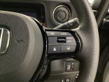 ステアリング右手側に安全運転支援機能のホンダセンシングをコントロールするスイッチ、左手側にオーディオ関連のコントロールスイッチを配置、視線を逸らすことなく運転に集中できます