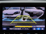 リアカメラは3パターンのビューモードが選択可能。後方の安全確認に安心です。さらにパーキングセンサーも装備して、バックの際にはクルマ後方と斜め後ろにある障害物を音と表示でお知らせ♪