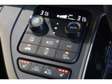 フルオートエアコンが装備されています!お好みの温度設定をするだけでエアコンの風量やモードの切り替えを自動でコントロールしてくれます!ユーザーの操作が少なく燃費走行にもつながります!
