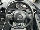 【ステアリング】軽い力で扱いやすいハンドルです。目立つ傷やスレなどなく綺麗な状態です。「プレミアム抗菌コートG」をいれていただくとさらに快適に。清潔なお車はお子様にも安心ですね。