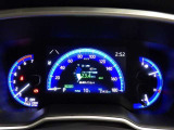 とっても見やすいメーターです。夜間時はラグジュアリーな気分にさせてくれる照明が魅力ですので、夜のドライブも楽しみになりますよ♪