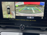 アラウンドビュー上空から見下ろしているような映像で、スムースな駐車をサポートします。画面は3種類から切り換えが可能。