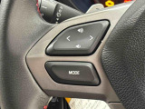 ナビゲーションやオーディオなどを取り付けた場合にはその操作がハンドルの手元でできるステアリングスイッチが付いてます