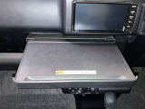 格納式のテーブルがあります!車内でのお仕事や食事の際にとても便利ですね!