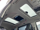 【ツインムーンルーフ】天井から太陽の穏やかな光や爽やかな風を取り込むことができる、トヨタの「サンルーフ」です!頭上のスイッチでムーンルーフを開閉することができます。