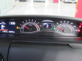 見やすいメーター類と使いやすいスイッチ類の機能的なインパネ周りです♪運転に集中できますよ☆