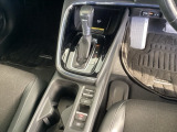 シンプルでとても使いやすいフロアシフトに、パーキングブレーキは電子制御パーキングブレーキです。