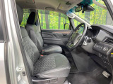 運転席まわりには十分なスペースがあり、大柄な方でもゆったり運転していただける環境です。